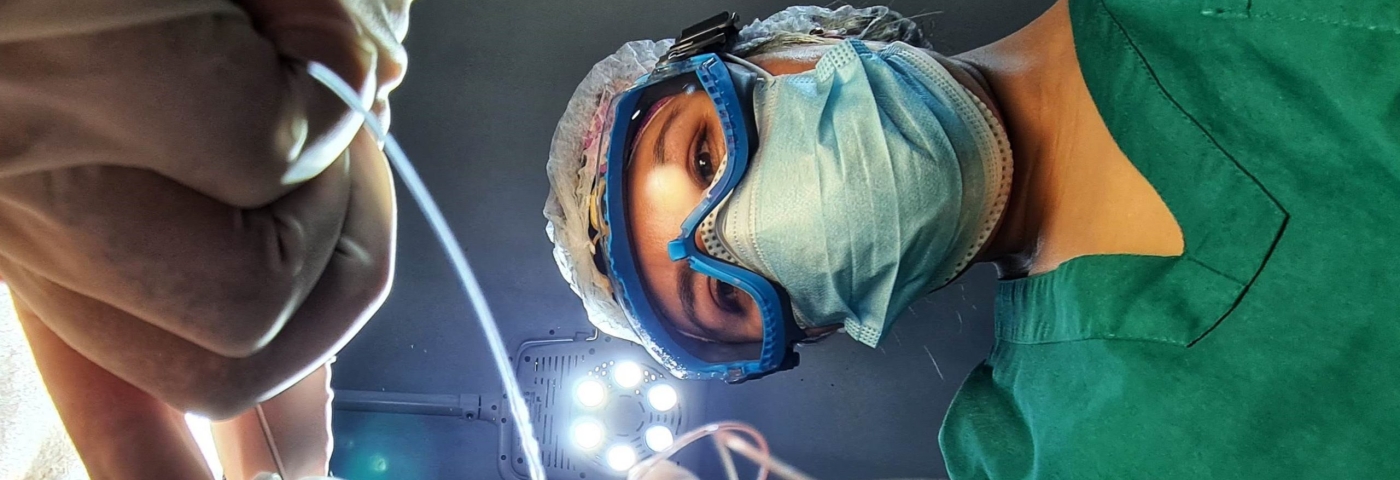 Medical surgeon with mask.